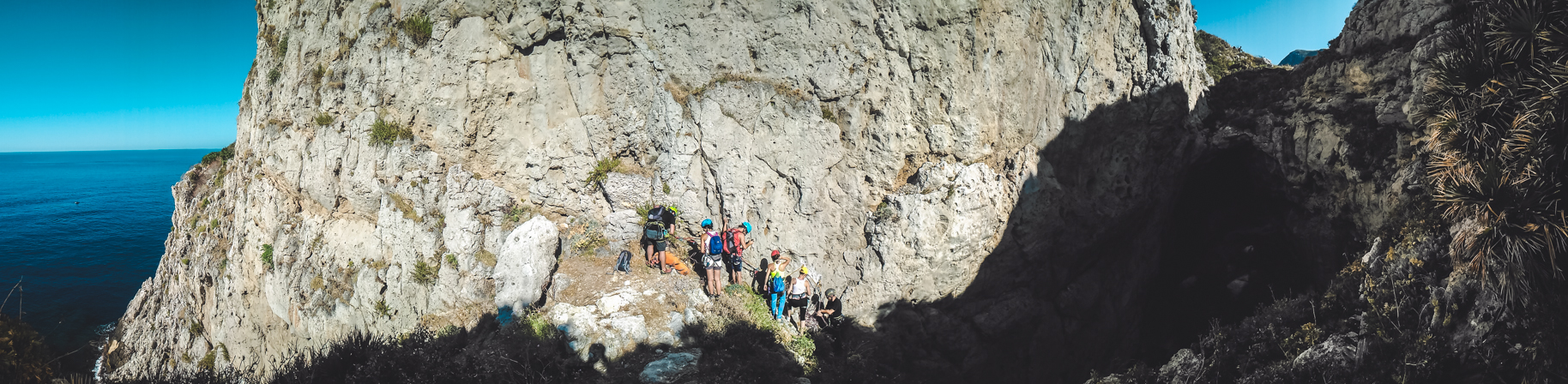 Preparazione per la calata dal grande arco di roccia. @ Roberto Giammalva, 2017